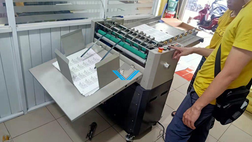 máy bế decal tự động