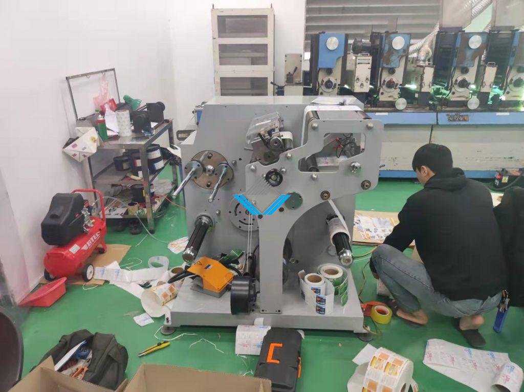 máy chia cuộn decal thay trục tự động