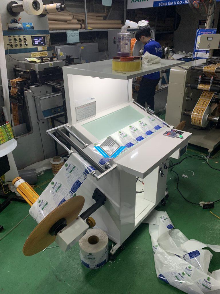 Máy kiểm đếm decal cuộn bàn nghiêng