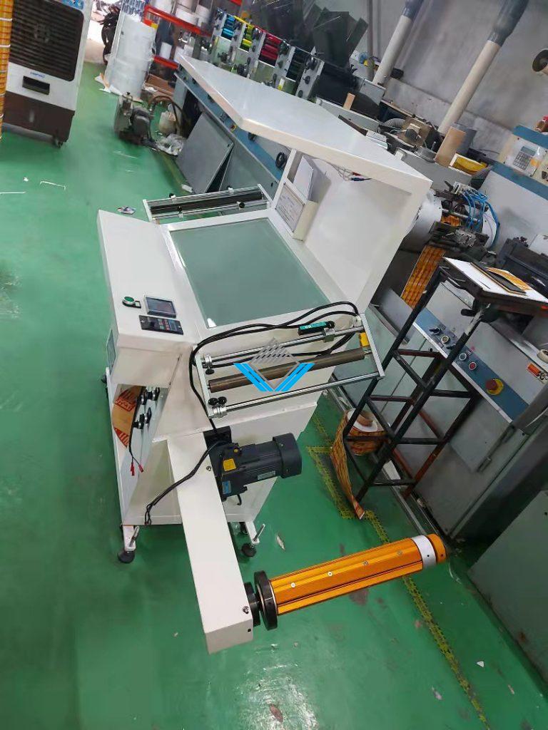 Máy kiểm đếm decal cuộn bàn nghiêng