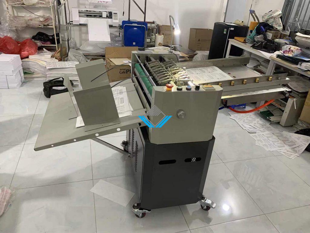 Máy rọc tem decal tự động 