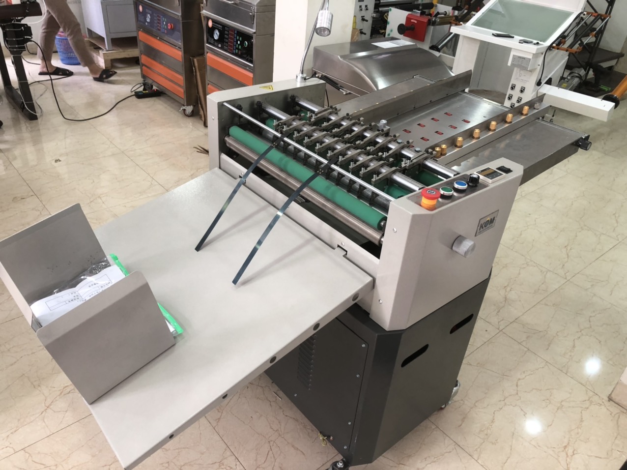 Máy rọc tem decal tự động