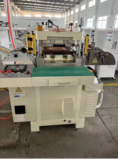 Đầu bế label cuộn lắp trên máy in