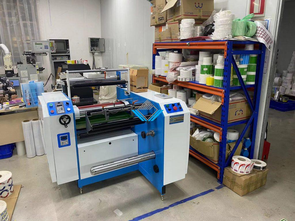 Máy cán màng nước label dạng cuộn 