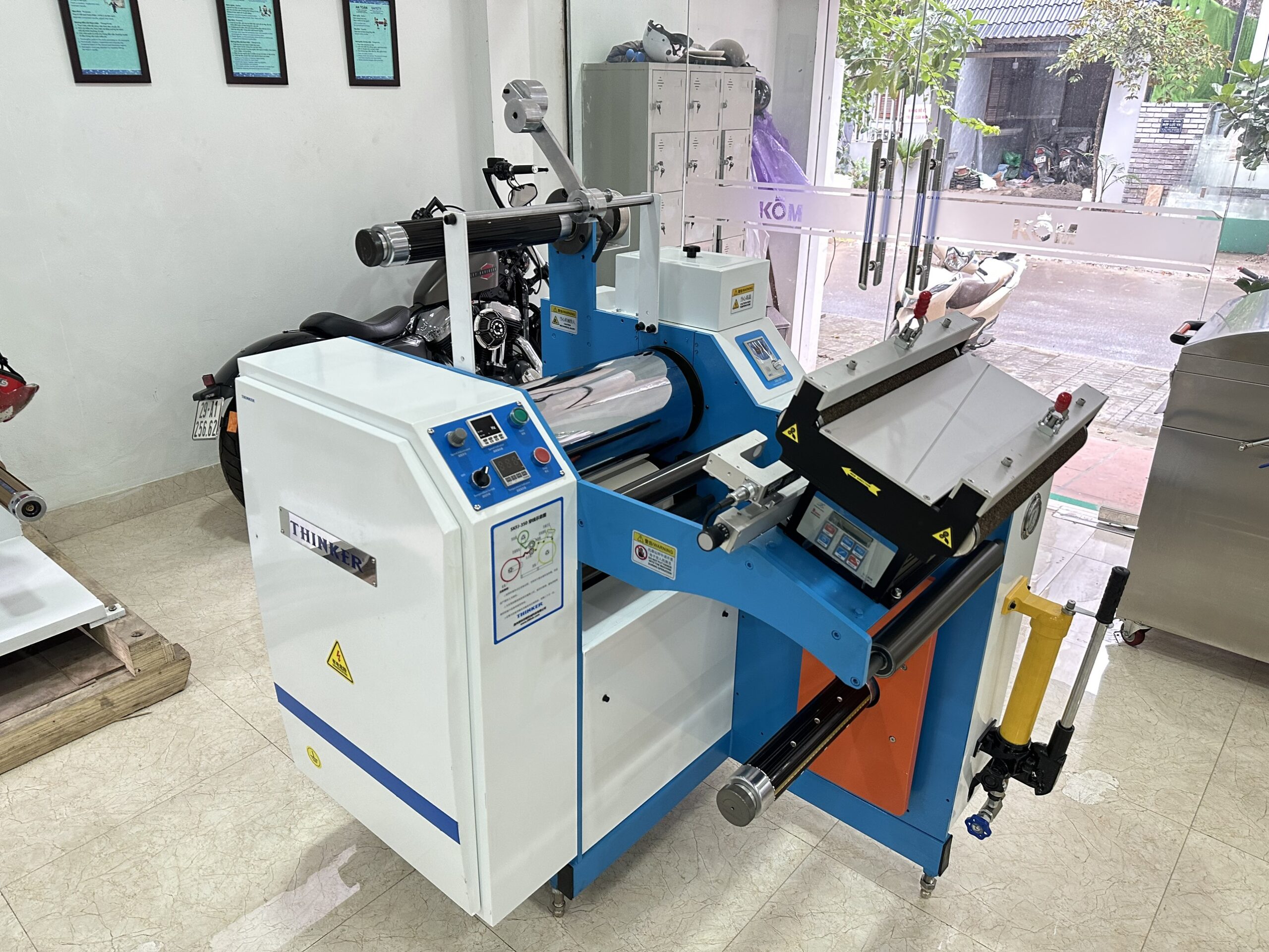 Máy cán màng decal cuộn khổ nhỏ